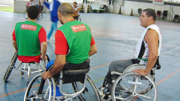 Jogo de basquete em cadeira de rodas