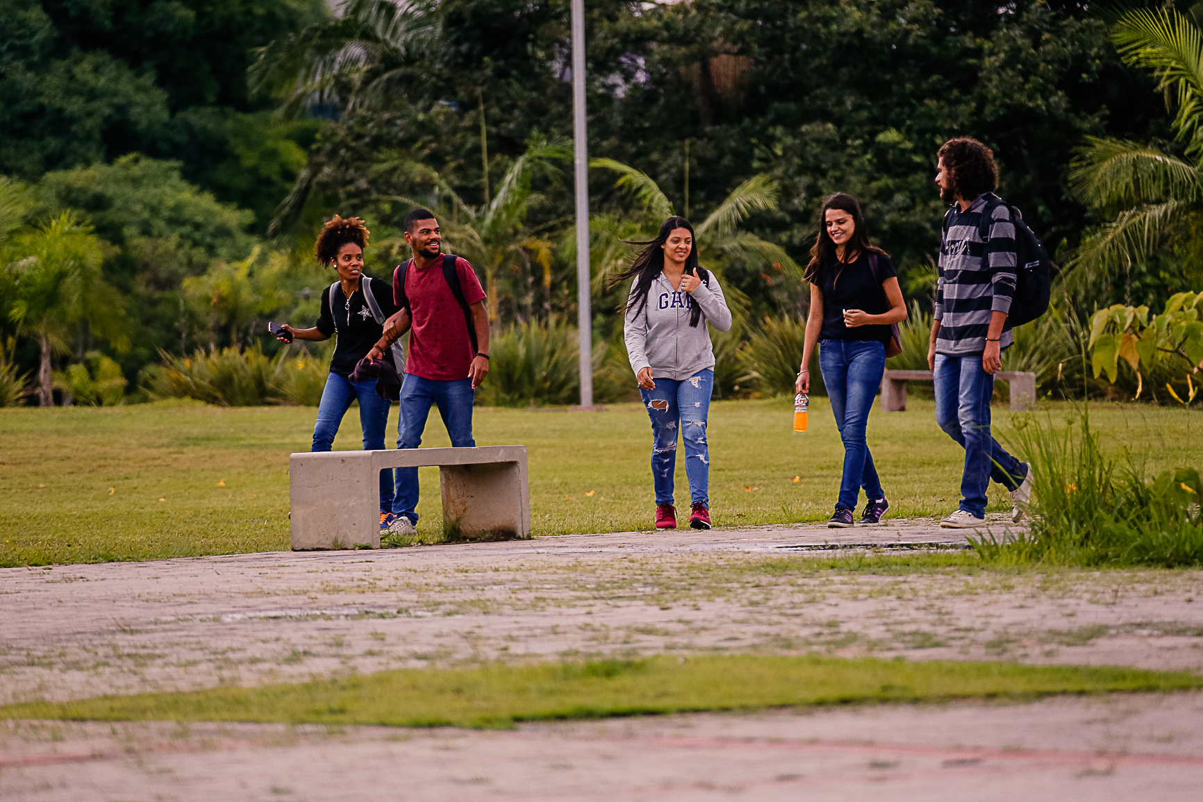 Alunos circulando no campus da USP. Foto: Cecília Bastos/USP