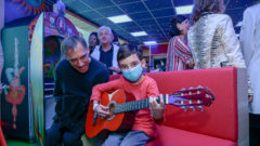 O músico Arnaldo Antunes e o paciente do Incor Rodrigo Figueredo dos Reis