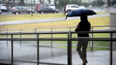 Chuva na Universidade de São Paulo, pessoa com guarda chuva na rampa da Biblioteca Mindlin. foto Cecília Bastos/USP Imagem