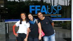 Camila Martins , caloura da FEA e seus pais participam de trote no primeiro dia na USP. Foto: Cecília