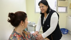 Elisabeth Lopes Ramos dos Santos, fazendo consulta de enfermagem na paciente Joana Ferreira Dias no Ubas do HU. Foto: Cecília Bastos/Usp Imagens.