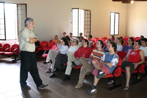Aula magna com os professores Rubens Ricciardi e José Aparecido Da Silva, prefeito do campus de Ribeirão Preto