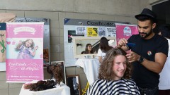 Calouros da FEA participam do trote solidário com a doação de cabelo no primeiro dia de matrícula na USP. Foto: Cecília Bastos/USP Imagem