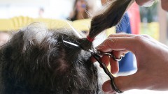 Calouros da FEA participam do trote solidário com a doação de cabelo no primeiro dia de matrícula na USP. Foto: Cecília Bastos/USP Imagem