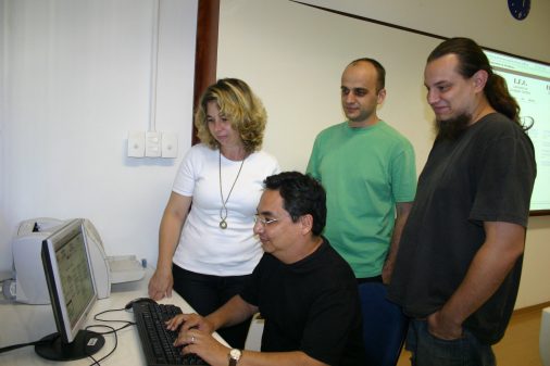 Prof. Osame Kinouchi e equipe, da FFCLRP, 2008