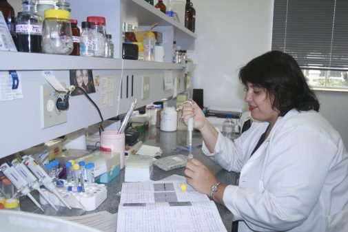 Viviane Ambrosio Trombela, técnico de laboratório da FMRP, 12/03/2009