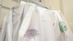 Capas de médicos, avental de médico. foto Cecília Bastos