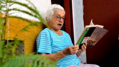 Maria de Lourdes Ribeiro Bastos, moradora de Carapicuiba lendo no quintal de sua casa. foto Cecília Bastos