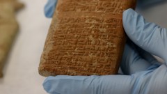 Placa com escrita cuneiforme de 4 mil anos A/C. do acervo MAE-USP. foto: Cecília Bastos