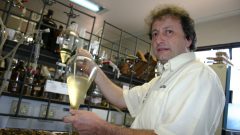 Prof. Miguel Dabdob, da FFCLRP, no laboratório de Biodiesel
