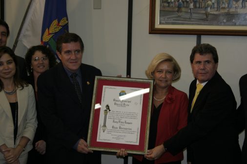 Profa. Suely Vilela, reitora da USP, recebe o título de cidadã ribeirãopretana, dezembro de 2000