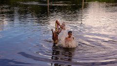 Meninos banham no rio Japiin, no munícipio Mâncio Lima no interior do estado do Acre. Foto: Cecília Bastos/USP Imagem