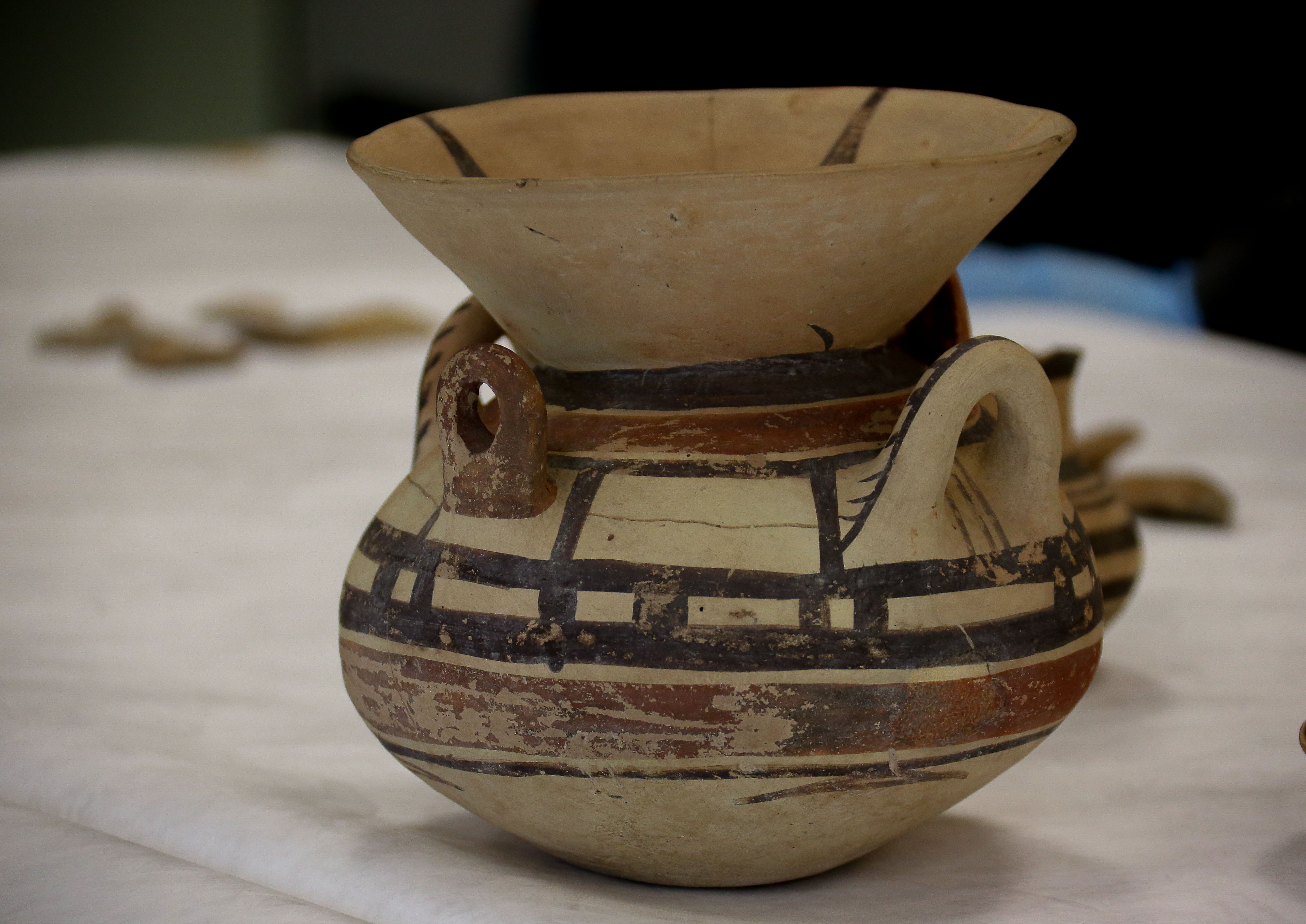 Vasos gregos encontrados na peninsula itálica no estilo geométrico, do acervo MAE-USP. foto: Cecília Bastos/Usp Imagem