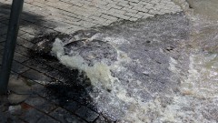 Vazamento de água de bueiro entre a rua João Moura e a Iperó. foto Cecília Bastos