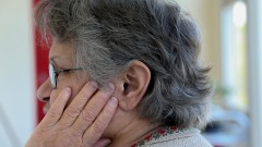 Pessoa com dor de ouvido - foto Cecília Bastos/Usp Imagens