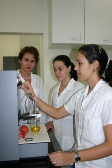 Profa Maria José Fonseca Vieira, da FCFRP, com suas alunas